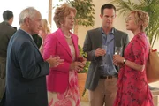 Natalie (Traylor Howard) ist in Begleitung von Lt. Disher (Jason Gray-Stanford, 2.v.re.) zu der Hochzeit ihres Bruders gekommen. Sie werden von Natalies Eltern (li. Robert P. Benedict, 2.v.li. Holland Taylor) begr&uuml;sst.