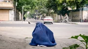 Frauen d&uuml;rfen unter dem Taliban-Regime keiner bezahlten Arbeit nachgehen und sind zum Betteln gezwungen, doch auch daf&uuml;r riskieren sie Strafen.