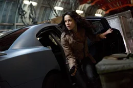 Letty (Michelle Rodriguez), Brian und Dom sind Shaw in ein startendes Frachtflugzeug gefolgt und versuchen nun, den Start zu verhindern...