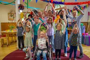 Im Kindergarten tanzen alle zusammen den "A-E-I-O-U"-Song.