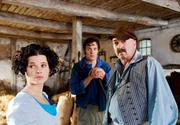 Bauerntochter Lissi (Anna Fischer), Knecht Johann (Johannes Zirner) und der Bauer (Florian Martens).