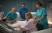 Gemeinsam mit seiner Mutter Nelly Herzog (Jessica Ginkel, 2.v.re.) versuchen die Ärzte den kleinen Anton (Lucano Resta, li.) aufwachen zu lassen. Doch plötzlich wird er tachycard. Ärzte v.li.: Dr. Katharina Schulte (Isabell Gerschke), Dr. Kai Hoffmann (Julian Weigend), Dr. Maria Weber (Annett Renneberg) Gemeinsam mit seiner Mutter Nelly Herzog (Jessica Ginkel, 2.v.re.) versuchen die Ärzte den kleinen Anton (Lucano Resta, li.) aufwachen zu lassen. Doch plötzlich wird er tachycard. Ärzte v.li.: Dr. Katharina Schulte (Isabell Gerschke), Dr. Kai Hoffmann (Julian Weigend), Dr. Maria Weber (Annett Renneberg)