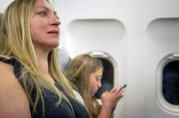 Beginn der Reise von Alisa (li.) nach Srebrenica &ndash; sie will mehr &uuml;ber das Schicksal ihres Vaters erfahren, der im Bosnienkrieg ermordet wurde.