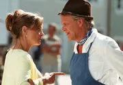 Was sich neckt: Noch zeigt die allein stehende Charlotte (Sissy H&ouml;fferer) dem Strohwitwer Fred (Peter Sattmann) die kalte Schulter...