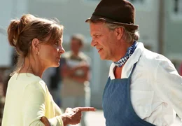 Was sich neckt: Noch zeigt die allein stehende Charlotte (Sissy H&ouml;fferer) dem Strohwitwer Fred (Peter Sattmann) die kalte Schulter...