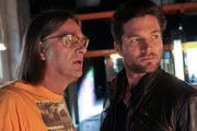Jo Stoll (Peter Ketnath, r.) ist dar&uuml;ber ver&auml;rgert, dass sein Kumpel Karl-Heinz "Schrotti" Schrothmann (Michael Gaedt) ihm nur einen Teil der Wahrheit &uuml;ber die Mordnacht erz&auml;hlt hat.