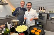 Spitzenkoch Ali Güngörmüs kocht mit Mykyta "Nik" Formin (li.) im Kitchen-Club des Waldschlösschens in Marburg-Dagobertshausen. Spitzenkoch Ali Güngörmüs kocht mit Mykyta "Nik" Formin (li.) im Kitchen-Club des Waldschlösschens in Marburg-Dagobertshausen.