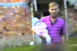 Sejfo hat den Alltag in Srebrenica f&uuml;r seine evakuierte Tochter Alisa auf einem VHS-Tape festgehalten.