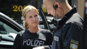 Die Chefin, Die gewiefte und h&ouml;chst unkonventionelle Kriminalhauptkommissarin Vera Lanz begibt sich auf Verbrecherjagd. Im Bild: Katharina B&ouml;hm (Vera Lanz), Christian Koerner (SEK-Einsatzleiter).