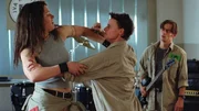 Godzilla (Carrie Anne Hampel, li.) hat sich &uuml;ber Mike (Tino Blazejewski) beschwert, weil er st&auml;ndig seine Eins&auml;tze verpasst. Nun meint Melanie (Sigrid M. Schn&uuml;ckel), sich f&uuml;r Mike pr&uuml;geln zu m&uuml;ssen...