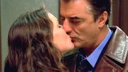 Detective Logan (Chris Noth) hat sich in seine Nachbarin Holly Lauren (Kelli Williams) verliebt.