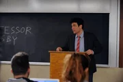 An seinem ersten Tag als Architektur-Lektor beginnt Ted Mosby (Josh Radnor) im falschen Raum zu unterrichten. An seinem ersten Tag als Architektur-Lektor beginnt Ted Mosby (Josh Radnor) im falschen Raum zu unterrichten.