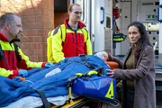 Tatjana Heinemann (Julika Jenkins, 2.v.r.) wird von Rettungskr&auml;ften (Kleindarsteller) versorgt. Meltem Erg&uuml;n (Idil &Uuml;ner, r.) bleibt bei ihr.