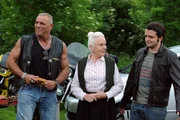 Flori begleitet Theres zu den Bikern. Von links: Theresa (Ursula Erber) und Florian Brunner (Tommy Schwimmer).