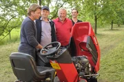 Bevor Sebastian zum M&auml;h-Wettkampf antritt, bef&uuml;llt er den Rasentraktor mit Benzin. Von links: Sebastian Wildner (Herbert Ulrich), Hubert Kirchleitner (Bernhard Ulrich), Martin Kirchleitner (Hermann Giefer) und Mike Preissinger (Harry Blank).