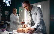 Bei der Erstuntersuchung des frisch geborenen Babys stellt Dr. Kai Hoffmann (Julian Weigend) einen schweren Herzfehler fest. Er bittet Schwester Miriam (Christina Petersen) sofort Dr. Schulte zu informieren.