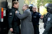Bank&uuml;berfall in Berlin-Mitte: Die Nerven liegen blank - Johannes Sonntag (Matthias Klimsa, M.) greift im Beisein von J&uuml;rgen Klug (Torsten Michaelis, r.) Thomas Kraft (Sascha Gluth, l.) an.