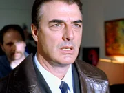 Detective Logan (Chris Noth) kann nicht glauben, dass seine Nachbarin freiwillig vom Dach in den Tod gesprungen ist. Was steckt dahinter?