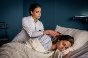 Um ihre Vermutung zu beweisen, sieht Dr. Gr&uuml;nberg (Laura Berlin, l.) keine andere M&ouml;glichkeit und nimmt heimlich von ihrer Patientin Kira Wolter (Marie Hacke, r.) eine Haarprobe.