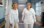 Dr. Ina Schulte (Isabell Gerschke, li.) bekommt es schon vor ihrem ersten Arbeitstag mit einer schwierigen Patientin zu tun, die &Auml;rzten grunds&auml;tzlich nicht traut. Als Ina ihre schon begonnene Untersuchung weiterf&uuml;hren will, ist die Patientin pl&ouml;tzlich verschwunden. Schwester Miriam (Christina Petersen, re.), die sich um sie k&uuml;mmern sollte, konnte sie nicht aufhalten auf ihren &Ouml;ko-Bauernhof zur&uuml;ckzukehren.