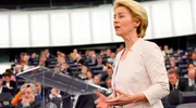 Politik und Wirtschaft sind keine reine M&auml;nnerdom&auml;ne mehr. EU-Kommissionspr&auml;sidentin Ursula von der Leyen und Christine Lagarde, die Pr&auml;sidentin der Europ&auml;ischen Zentralbank, sind die beiden m&auml;chtigsten Frauen der EU. Was hat sie gepr&auml;gt und was treibt sie an? Mit welchen Mitteln setzen sich Frauen durch? Wie gelingt der Aufstieg? - Ursula von der Leyen am Podium am Tag ihrer Wahl als Pr&auml;sidentin der Europ&auml;ischen Kommission - sie ist die erste Frau in diesem Amt.