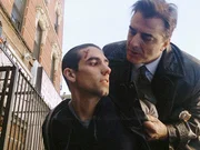 Detective Mike Logan (Chris Noth, r.) verhaftet den wegen des Doppelmordes verd&auml;chtigten Kevin Colemar (Keith Nobbs).