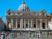 Blick auf die Front des Vatikan.