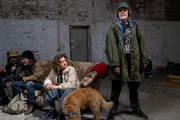 Kim Janske (Meryem Ebru &Ouml;z) und Oskar Sch&uuml;tz (Marek Erhardt) mit Hund Fiete.