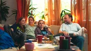 Ihre Familie f&auml;ngt Alice auf (Jonatan B&ouml;kman, Anna Blomberg, Carla Sehn, Peter Eriksson, vlnr.).