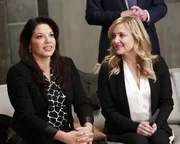 Das Ehepaar Dr. Callie Torres (Sara Ramirez, l.) und Dr. Arizona Robbins (Jessica Capshaw, r.) ist sich nicht immer sofort einig. Nach gro&szlig;en Streitereien erkl&auml;rt sich Arizona letztendlich doch dazu bereit, sich als weitere Investorin f&uuml;r das Seattle Grace Hospital zu erkl&auml;ren. Ist es nun zu sp&auml;t?