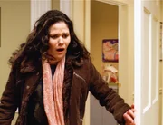 Die geh&ouml;rlose Malia (Alexandria Wailes) ist entsetzt. Sie findet ihren Ohrenarzt erschossen in seiner Wohnung.