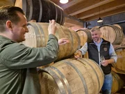 Von links: PR-Chef Christoph Seifried und Gesch&auml;ftsf&uuml;hrer Hans Kemenata von der Whisky-Destillerie Slyrs am Schliersee.