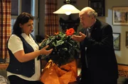 Pfarrer Kurz bringt Moni ihre Pflanze zur&uuml;ck, die er mit ein paar kleinen Hausmitteln wieder zum Bl&uuml;hen gebracht hat. Von links: Monika Vogl (Christine Reimer) und Pfarrer Kurz (Hans Stadlbauer).