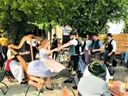 Die Boarisch Roas spielt zum Tanz auf.