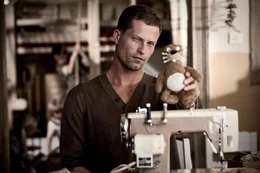 Als Kinderg&auml;rtner macht Ludo (Til Schweiger) nicht gerade eine gute Figur, dass er beim Basteln eines Hasens dessen Ohren vergisst, verwundert deshalb nur wenig ...