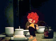 Der freche Kobold Pumuckl inmitten des Fr&uuml;hst&uuml;ckgeschirrs.