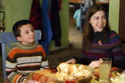 Brick (Atticus Shaffer, l.) w&uuml;rde lieber ein Mais-Labyrinth erforschen und Sue (Eden Sher, r.) w&auml;re lieber mit ihrem neuen festen Freund zusammen, doch beide m&uuml;ssen sich es am Thanksgiving-Tisch gem&uuml;tlich machen ...