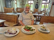 Wirt Schanuk vom Gasthof Lindl ("Zum Schanuk") mit seinem 3-G&auml;nge-Men&uuml;.