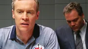 Der Astronaut Luke Nelson (Tate Donovan, l.) wird von Detective Goren (Vincent D'Onofrio) verh&ouml;rt. Hat er seine Kollegin ermordet?