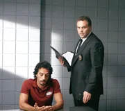 Detective Robert Goren (Vincent D'Onofrio) verhört Enrique (Carlos Leon, l.). Hat er seine Freundin gefoltert und erstochen? Detective Robert Goren (Vincent D'Onofrio) verhört Enrique (Carlos Leon, l.). Hat er seine Freundin gefoltert und erstochen?