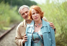 Der gutm&uuml;tige Lebensk&uuml;nstler Bruno (Hansa Czypionka) sieht endlich seine Chance gekommen, seine gro&szlig;e Liebe Rieke (Bettina Kupfer) nach &uuml;ber 20 Jahren doch noch f&uuml;r sich zu gewinnen.