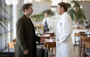 Dr. Martin Stein (Bernhard Bettermann, li.) wundert sich, als er auf seinen alten Freund Tobias Rauch (Guido Broscheit, li.) trifft. Seine Untersuchung ist l&auml;ngst vorbei. Tobias verr&auml;t Martin, dass er hofft, zuf&auml;llig noch auf Sarah Marquardt zu treffen.
