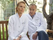 Oberschwester Ingrid (Jutta Kammann) ist ratlos. Alle Bewerber für ihre Nachfolge sind nicht im Ansatz zu gebrauchen. Sie macht sich Sorgen, wie es für die Pflegeabteilung weitergeht. Doch nicht nur das: Eine ihrer ehemaligen Kolleginnen wurde mit einer niederschmetternden Diagnose eingeliefert. Ingrids Lebensgefährte Prof. Simoni (Dieter Bellmann) weiß, wie schwer ihr der Abschied von der Klinik fällt. Auch er wird den Posten des Klinikleiters abgeben. Oberschwester Ingrid (Jutta Kammann) ist ratlos. Alle Bewerber für ihre Nachfolge sind nicht im Ansatz zu gebrauchen. Sie macht sich Sorgen, wie es für die Pflegeabteilung weitergeht. Doch nicht nur das: Eine ihrer ehemaligen Kolleginnen wurde mit einer niederschmetternden Diagnose eingeliefert. Ingrids Lebensgefährte Prof. Simoni (Dieter Bellmann) weiß, wie schwer ihr der Abschied von der Klinik fällt. Auch er wird den Posten des Klinikleiters abgeben.