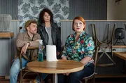 Nils Sanchez (Enrique Fi&szlig;, l.) und Harry M&ouml;ller (Maria Ketikidou, M.) f&uuml;hlen Inge Holzmann (Susanne B&ouml;we, r.) auf den Zahn, die das Caf&eacute; an ihren Sohn &uuml;bergeben hat.