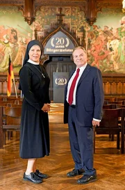 B&uuml;rgermeister W&ouml;ller (Fritz Wepper, r.) und Schwester Hanna (Janina Hartwig, l.)