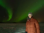Hannah Emde beobachtet in Finnland bei minus 30 Grad Celsius Polarlichter am Himmel. Die Kälte lässt den Atem stocken, aber für das Himmelsspektakel lohnt es sich, denn am zugefrorenen Inarisee gibt es keine Lichtverschmutzung. Hannah Emde beobachtet in Finnland bei minus 30 Grad Celsius Polarlichter am Himmel. Die Kälte lässt den Atem stocken, aber für das Himmelsspektakel lohnt es sich, denn am zugefrorenen Inarisee gibt es keine Lichtverschmutzung.