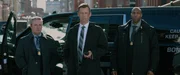 Sean Meyers (Jeffrey Donovan, M.) und seine Kollegen (Guy Cooper, l.) &uuml;bernehmen die Ermittlungen bei dem Polizistenmord.