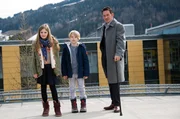 Unternehmer Johann Kessler (Max Tidof, r.) mit seinen Enkelkindern Nadine (Johanna Bergler, l.) und Janosch (Leo Bilicky, M.).