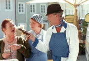 Mit seiner unfreundlichen Art vertreibt Fred (Peter Sattmann) noch die letzte Kundin Bertha (Claudia Schlenger-Meilhamer, li.) - sehr zum Unmut seiner Gattin Henrike Sattler (Bettina Kupfer).