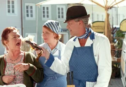Mit seiner unfreundlichen Art vertreibt Fred (Peter Sattmann) noch die letzte Kundin Bertha (Claudia Schlenger-Meilhamer, li.) - sehr zum Unmut seiner Gattin Henrike Sattler (Bettina Kupfer).